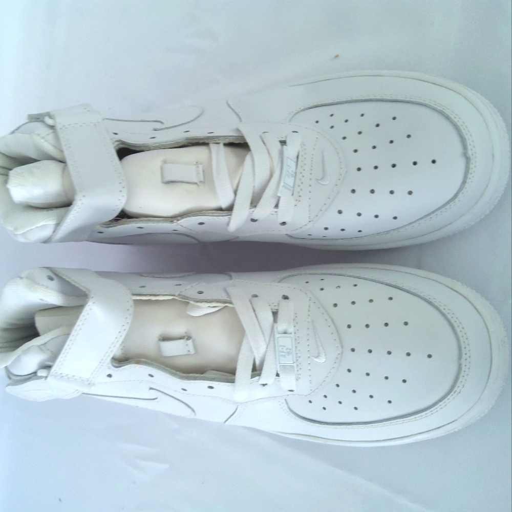 Man's basketball shoe